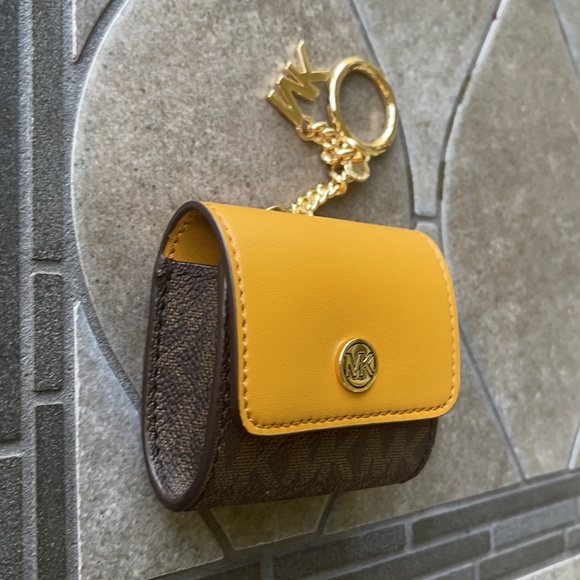 Michael Kors Jet Set Travel AirPod Case - Picture 2 of 16